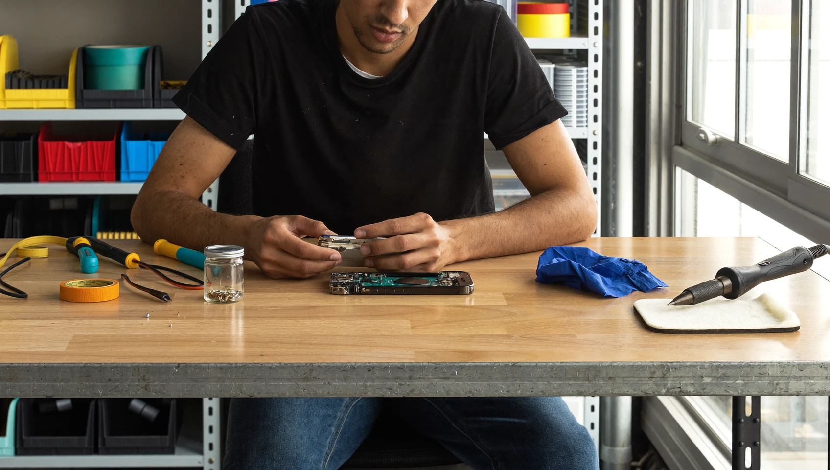 Illustration: Smartphone-Reparatur am Arbeitstisch, symbolisch dargestellt