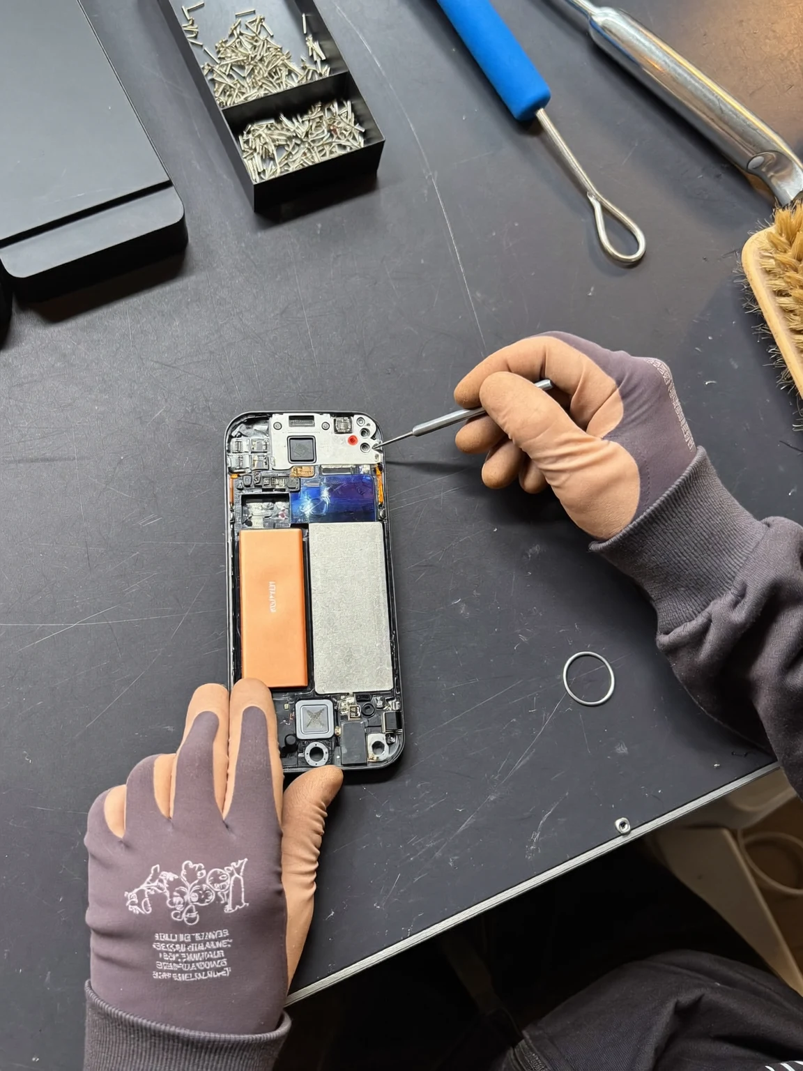 Illustration: Nahaufnahme eines geöffneten Smartphones mit sichtbaren Bauteilen